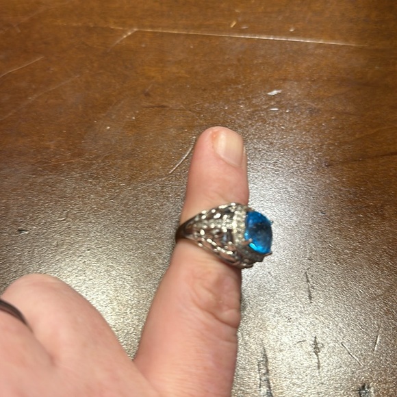 Gorgeous women’s ring 925 silver and has turquoise center stone - Picture 3 of 5